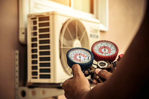 Professional Hvac technician working in Waterloo, IA